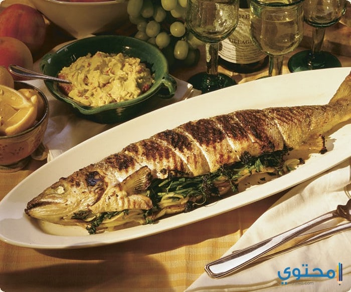 خطوات طريقة عمل السمك المشوي بالفرن وعلى الفحم